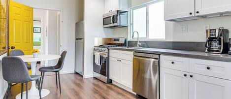 Fridge, microwave, stovetop, dishwasher