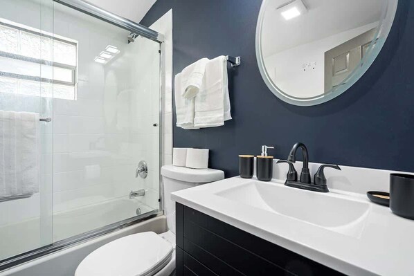 Shower, hair dryer, shampoo - Navy retreat near Naval Base-Tiki Bar,Sauna,Games (North Chicago)