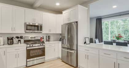 Columbia River Views: Spacious Hammond Getaway!
