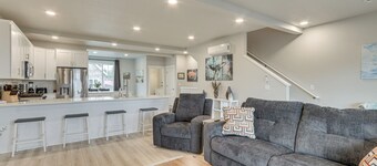 Columbia River Views: Spacious Hammond Getaway!