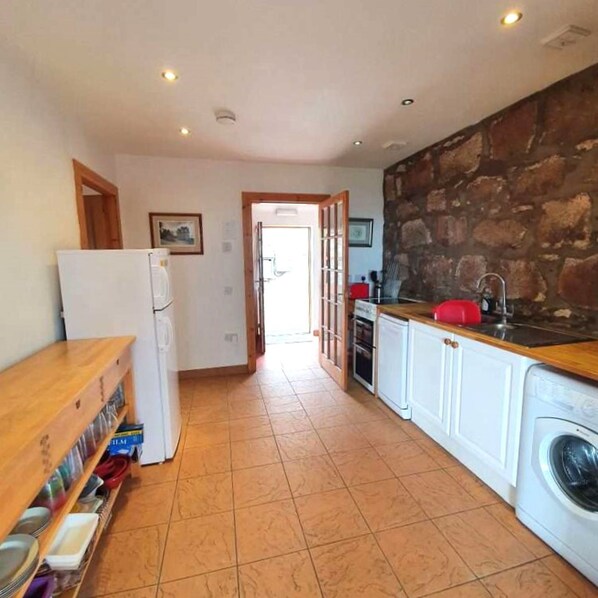 Kühlschrank, Mikrowelle, Geschirrspüler, Hochstuhl