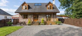 Broombank Cottage - sleeps 6 guests  in 3 bedrooms