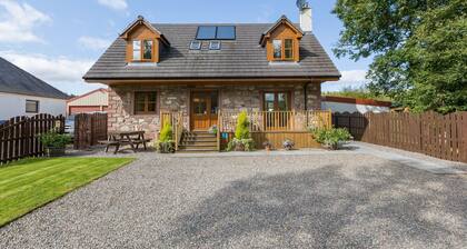 Broombank Cottage - sleeps 6 guests in 3 bedrooms