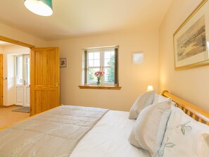 3 bedrooms, WiFi, bed sheets - Broombank Cottage - sleeps 6 guests  in 3 bedrooms (Inverness)