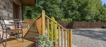 Broombank Cottage - sleeps 6 guests  in 3 bedrooms