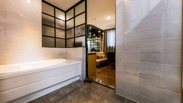 Luxury Suite | Desk, laptop workspace, free WiFi