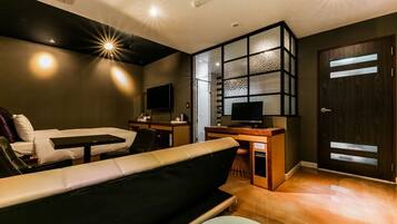 Luxury Suite | Desk, laptop workspace, free WiFi