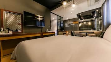 Luxury Suite | Desk, laptop workspace, free WiFi