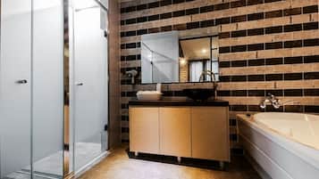 Luxury Suite | Desk, laptop workspace, free WiFi