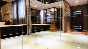 Luxury Suite | Desk, laptop workspace, free WiFi