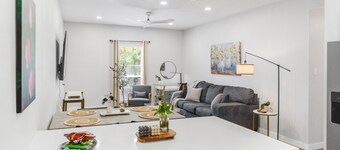 Lotus: 1 Bedroom Apt, 4 minute walk to A&M