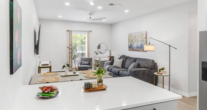 Lotus: 1 Bedroom Apt, 4 minute walk to A&M