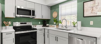 Lotus: 1 Bedroom Apt, 4 minute walk to A&M