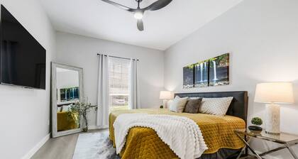 Lotus: 1 Bedroom Apt, 4 minute walk to A&M