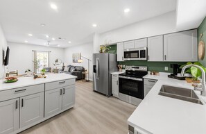 冷蔵庫、電子レンジ、オーブン、コンロ