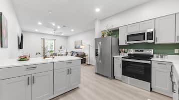 Jääkaappi, mikroaaltouuni, uuni, liesi