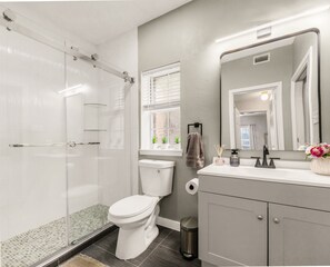 Een douche, een haardroger, handdoeken
