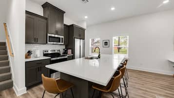 Køleskab, mikrobølgeovn, ovn, kogeplade