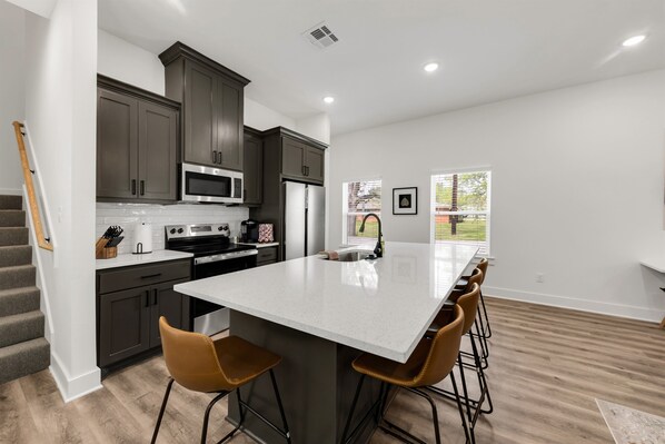 Kjøleskap, mikrobølgeovn, ovn og kokeplater