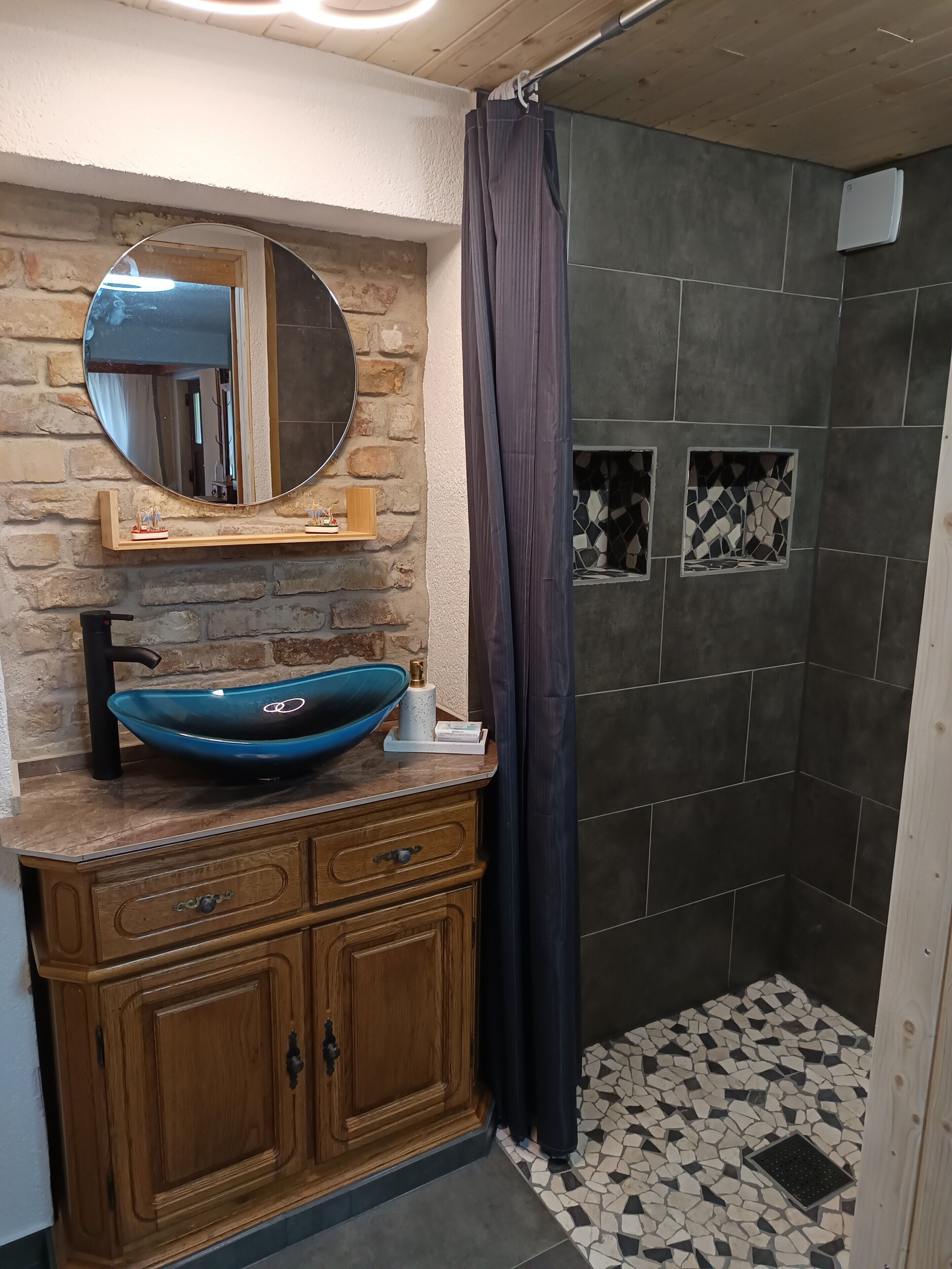 Shower, hair dryer, towels