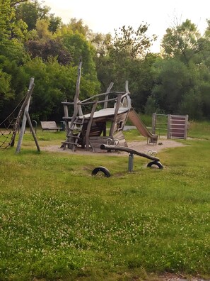 Children's area - Apartment 'Veronika' with Lake View, Private Terrace and Shared Garden (Wesenberg)