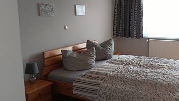 1 bedroom, bed sheets