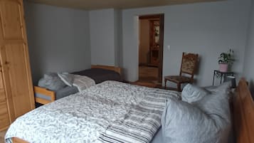 1 bedroom, bed sheets