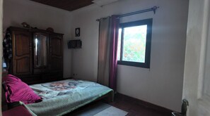 4 bedrooms, bed sheets