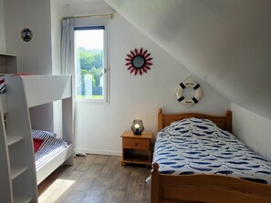 Een strijkplank/strijkijzer, wifi, beddengoed