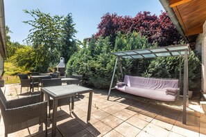 Outdoor dining - Room 'Sunshine' with Shared Terrace, Shared Garden and Wi-Fi (Niedenstein)