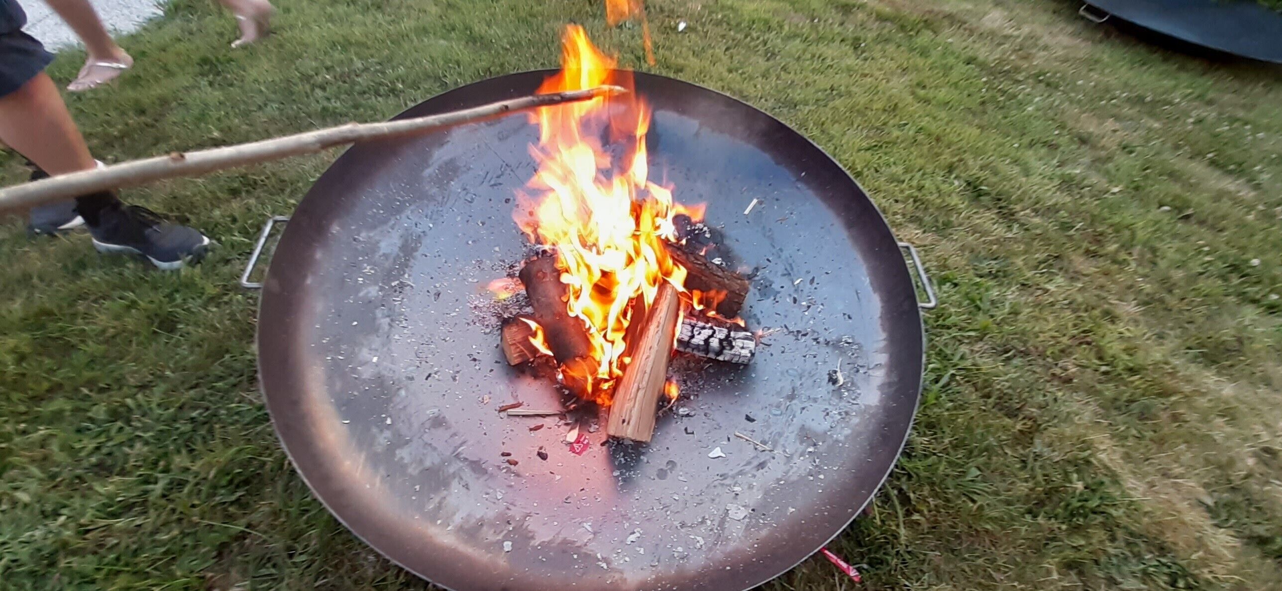 Una parrilla portátil con fuego encendido.