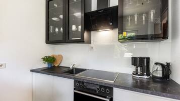 Frigorifero, microonde, forno, piano cottura