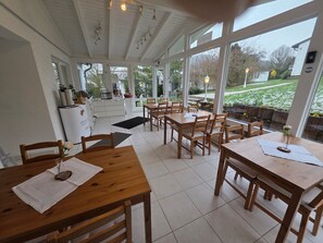 Dining - Bungalow 'Die Grüne Wiese' with Shared Terrace, Shared Garden and Wi-Fi (Niedenstein)
