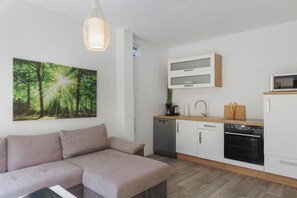 Eine moderne Küche mit Geschirrspüler, Backofen und Mikrowelle.
