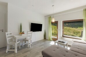 TV - Bungalow 'Die Grüne Wiese' with Shared Terrace, Shared Garden and Wi-Fi (Niedenstein)