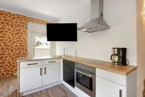 Fridge, oven, stovetop, dishwasher