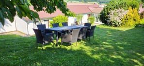 Outdoor dining - Bungalow 'Giraffe' with Shared Terrace, Shared Garden and Wi-Fi (Niedenstein)