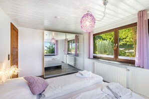 1 bedroom, WiFi, bed sheets, wheelchair access - Holiday Home 'Die Aussicht' with Mountain View, Private Terrace & Wi-Fi (Niedenstein)