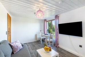 TV - Holiday Home 'Die Aussicht' with Mountain View, Private Terrace & Wi-Fi (Niedenstein)