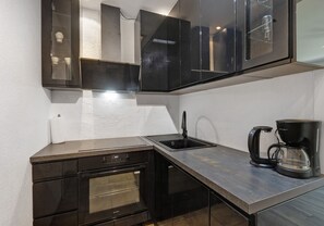 Kühlschrank, Mikrowelle, Ofen, Herdplatte