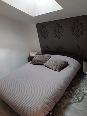 2 chambres, fer et planche à repasser, Wi-Fi, draps fournis