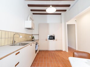 Kühlschrank, Mikrowelle, Ofen, Geschirrspüler