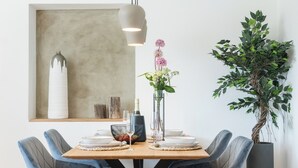 A dining table set with plates, glasses, and a centerpiece. - FENJOY vacation apartment No°9 with terrace | garden | BBQ (Bernau am Chiemsee)