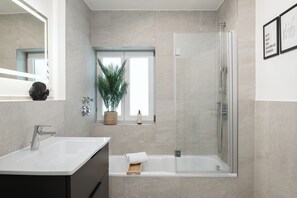 Douche, sèche-cheveux, serviettes fournies
