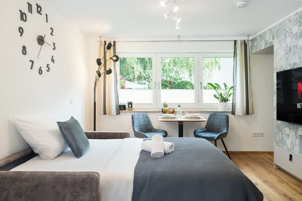 1 bedroom, bed sheets
