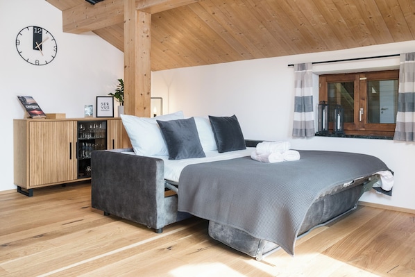 1 bedroom, bed sheets