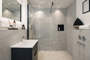Een douche, een haardroger, handdoeken