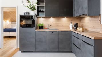 Réfrigérateur, micro-ondes, four, plaque de cuisson