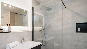 Dusche, Haartrockner, Handtücher