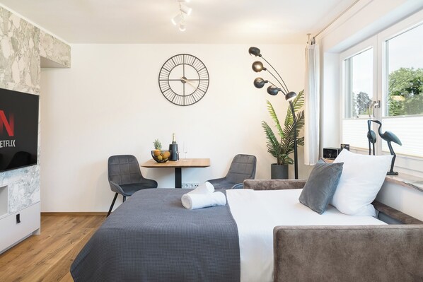 1 bedroom, bed sheets